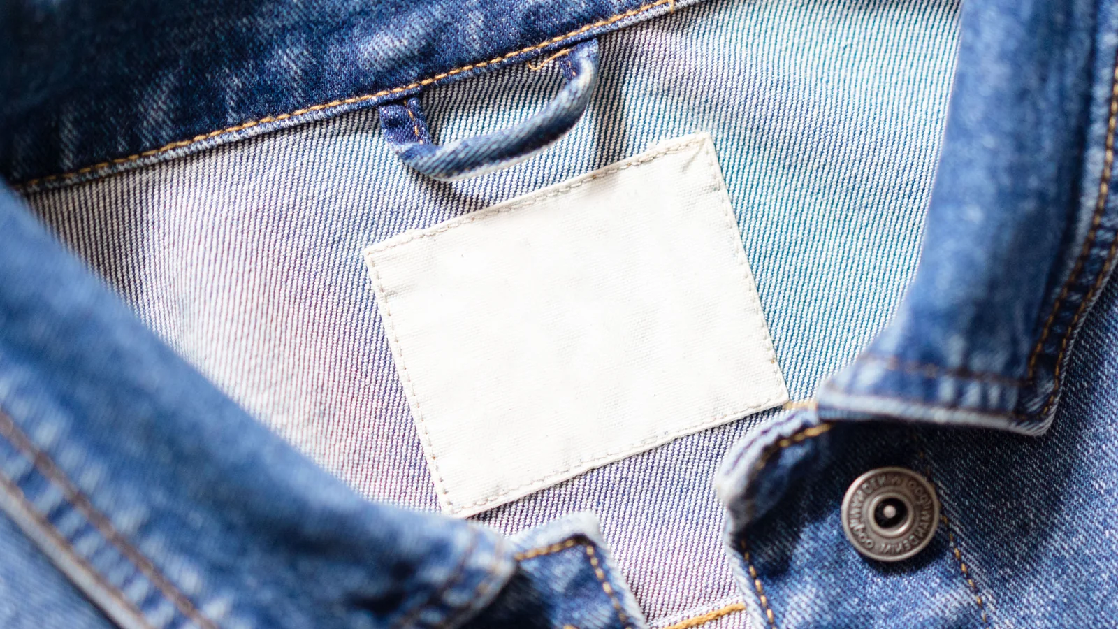 Main lisant une étiquette de vêtement en coton