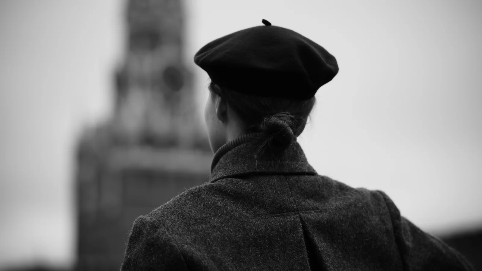 Manteau en laine posé sur un fauteuil