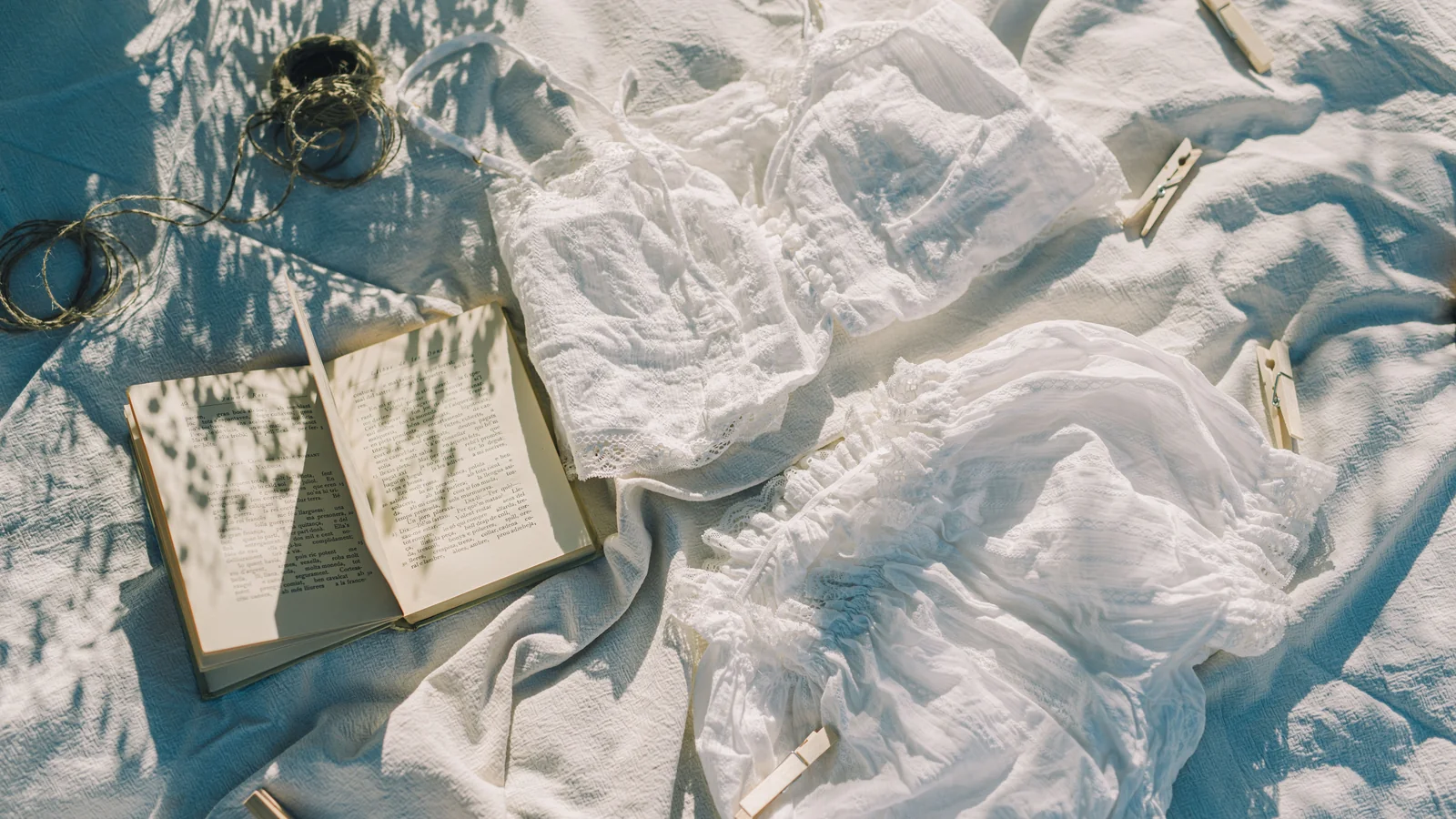 Lingerie pliée sur du linge clair