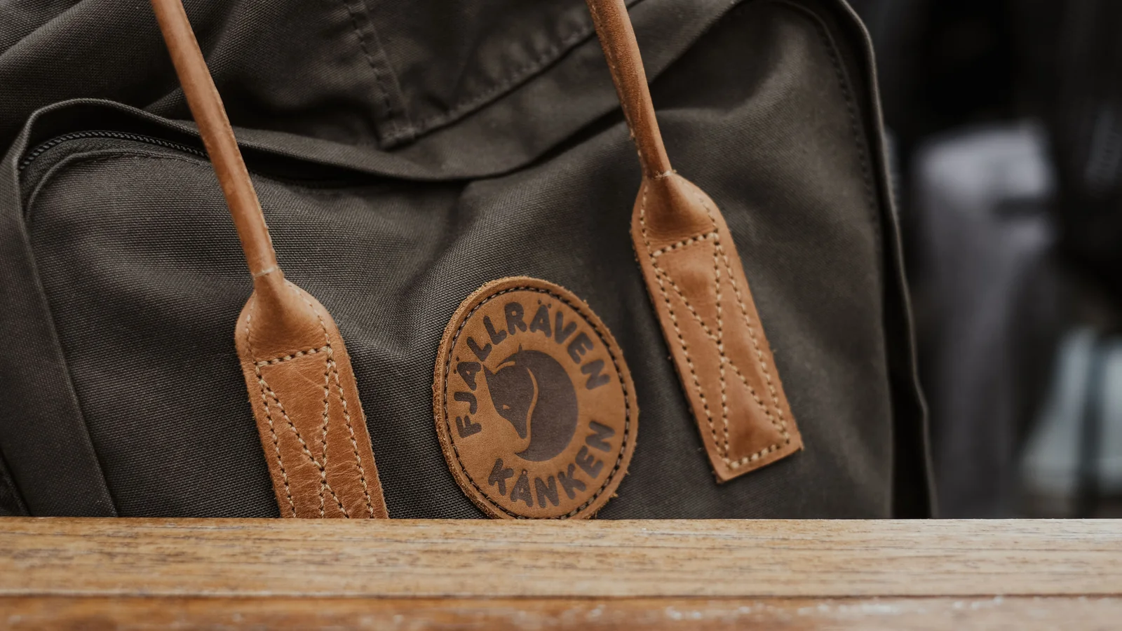 Sac en cuir et chiffon doux sur une table