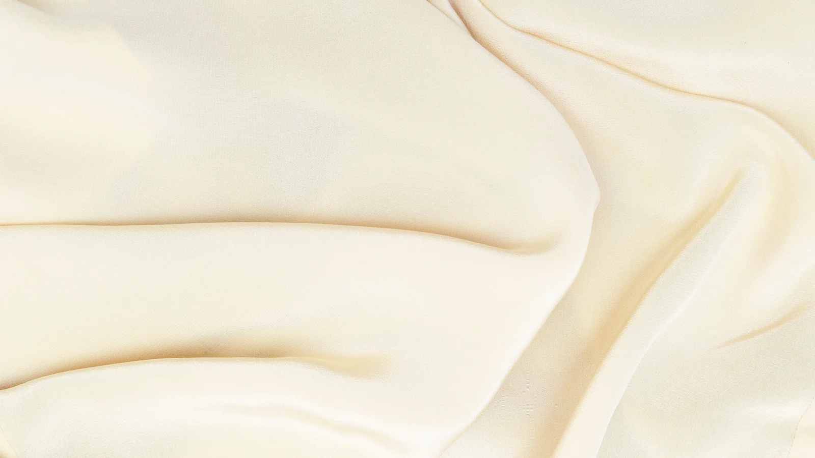 Étoffes fluides en soie et satin sur une table