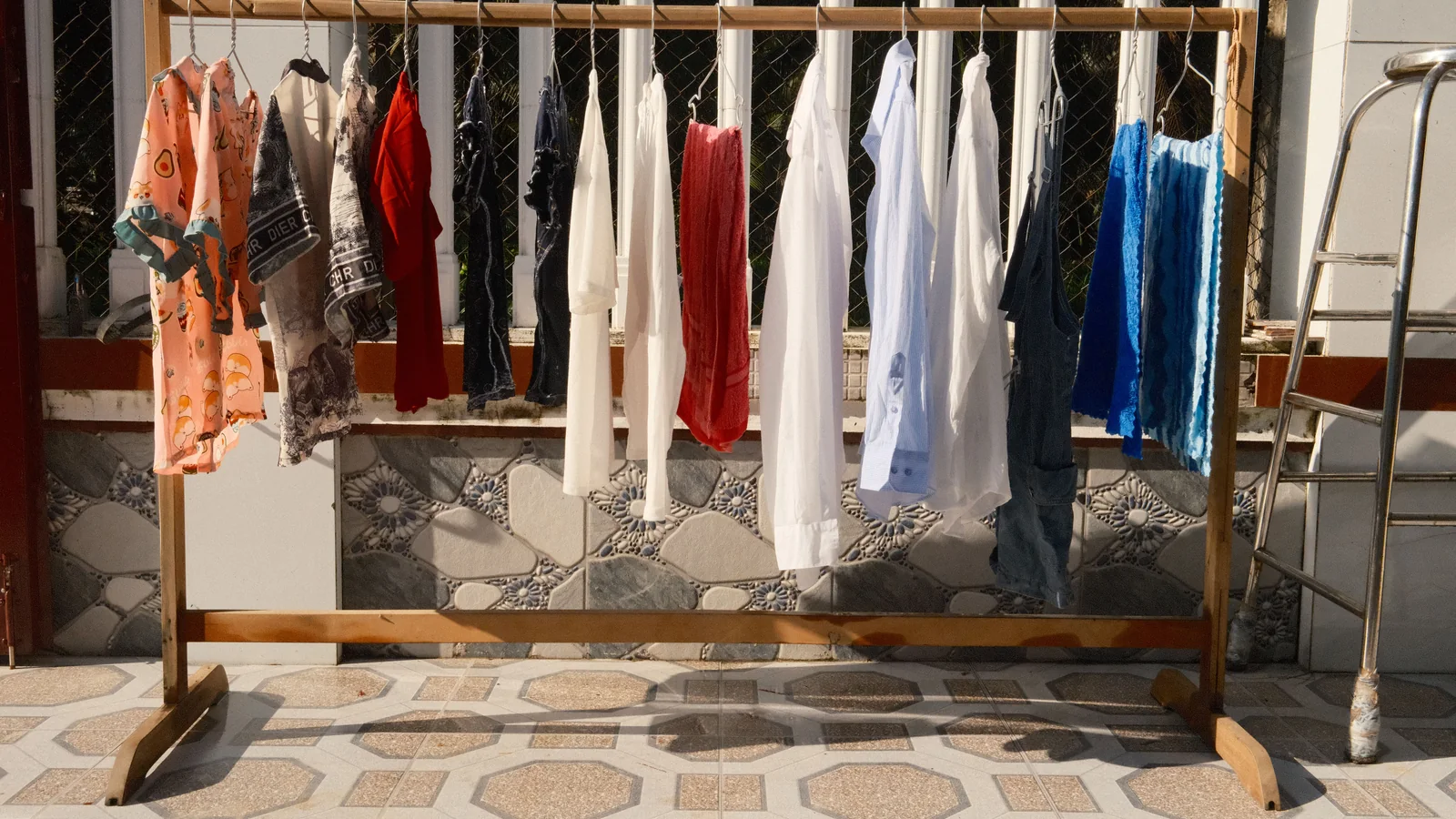 Chemise en lin claire sur un portant