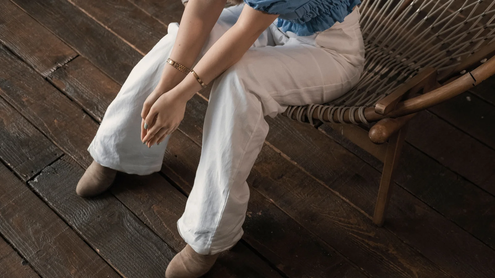 Pantalon fluide et chaussures près d'une chaise