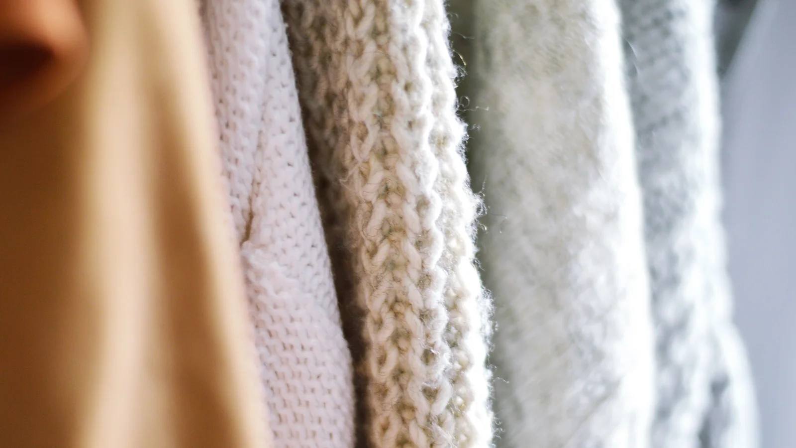 Pull en maille plié avec étiquette de composition