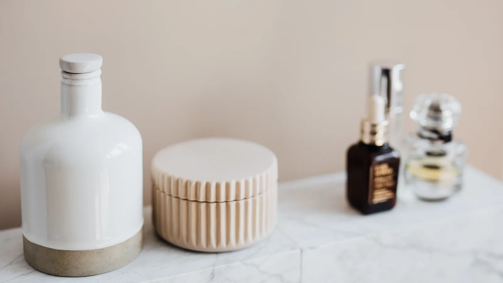 Produits de beauté simples sur une étagère lumineuse