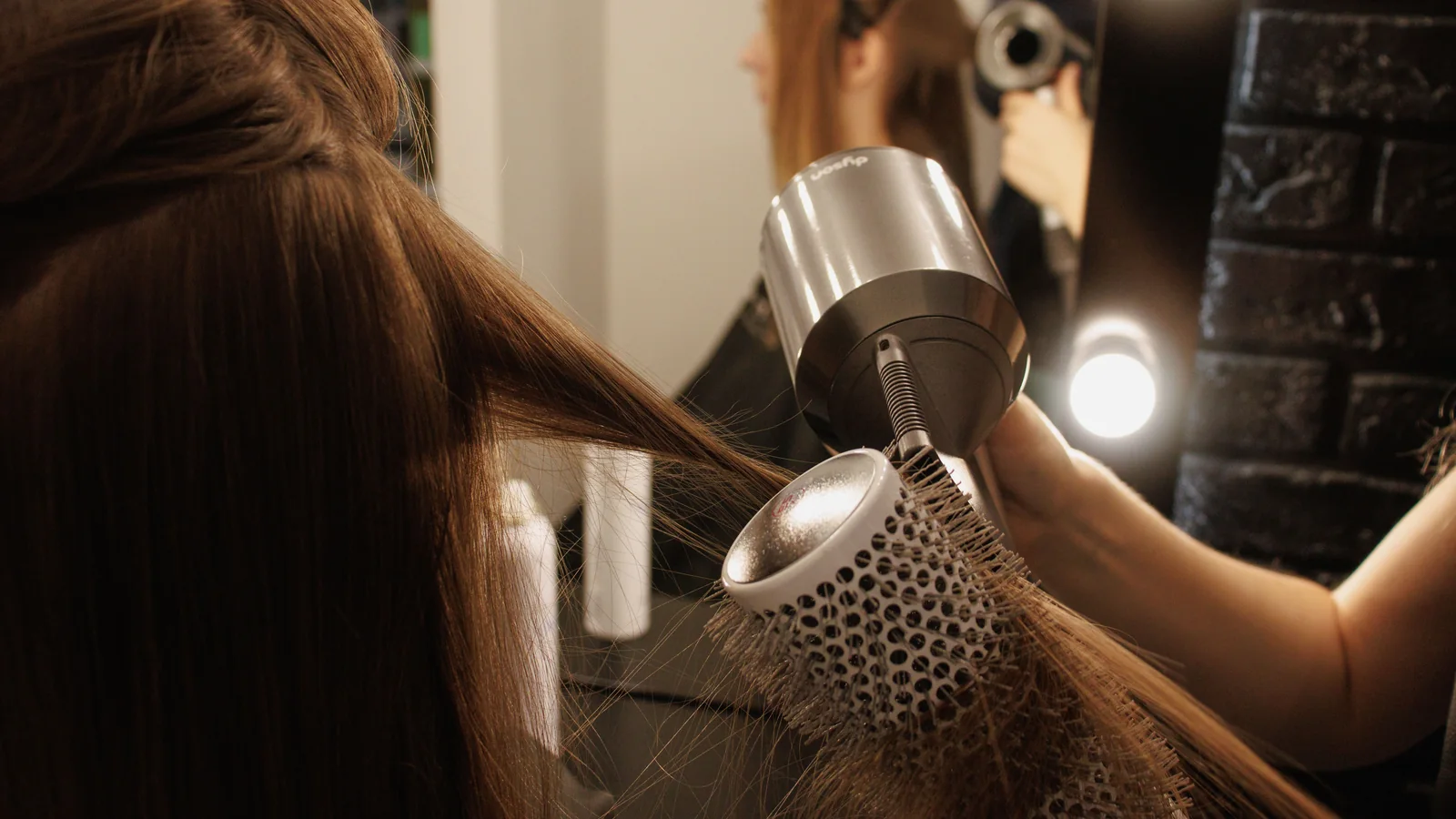 Sèche-cheveux et brosse sur une coiffeuse