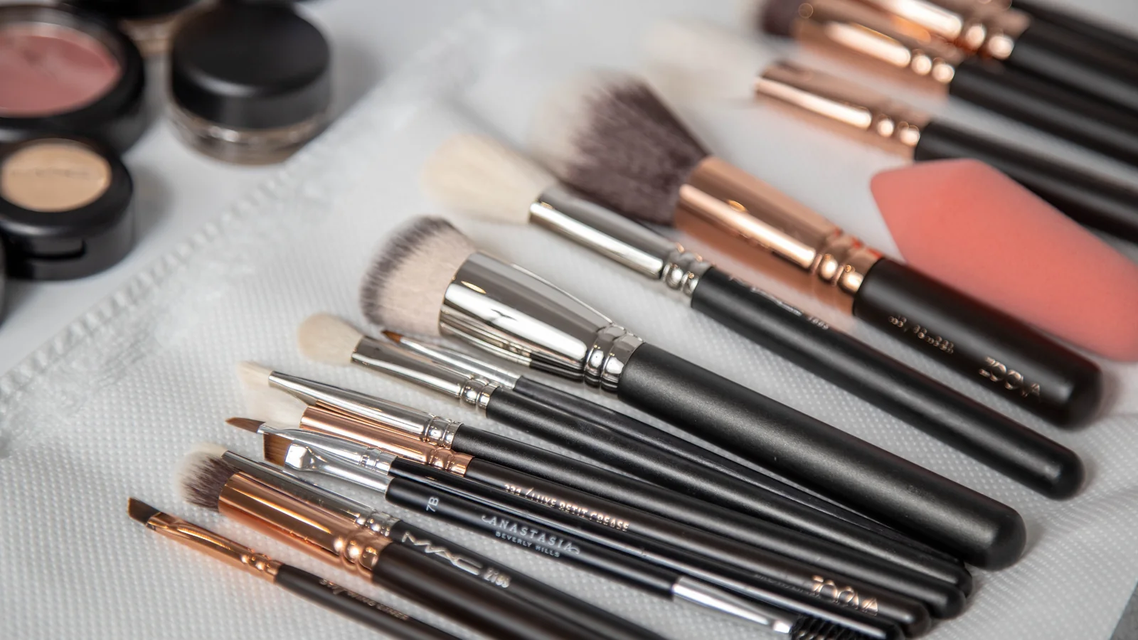 Pinceaux de maquillage propres sur une serviette