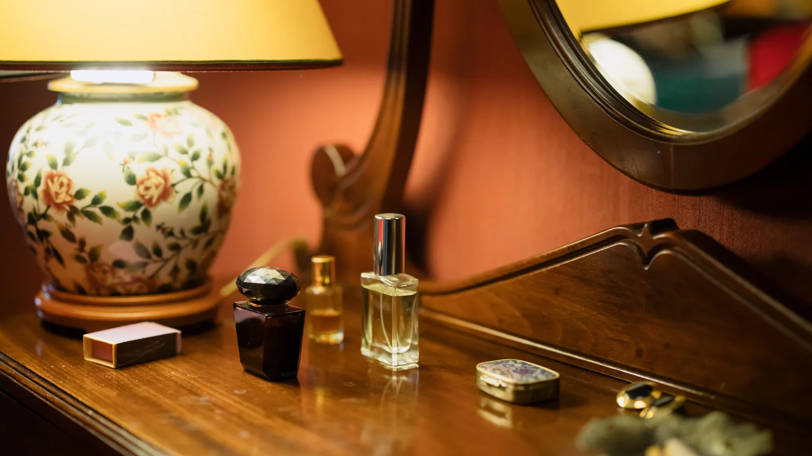 Flacon de parfum près de fleurs séchées