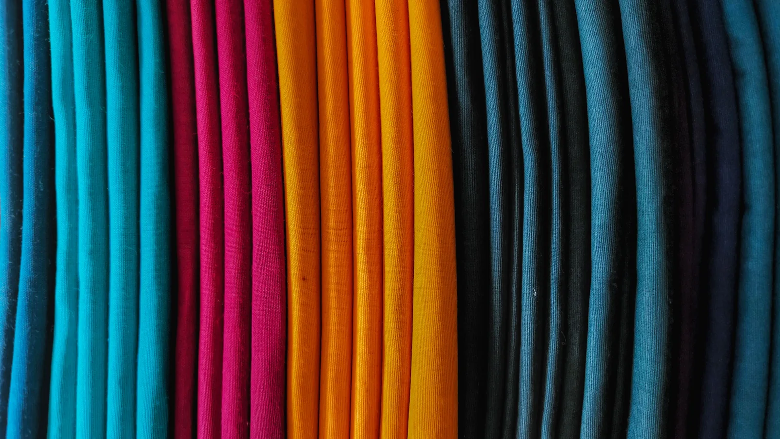 Nuancier textile avec vêtements colorés
