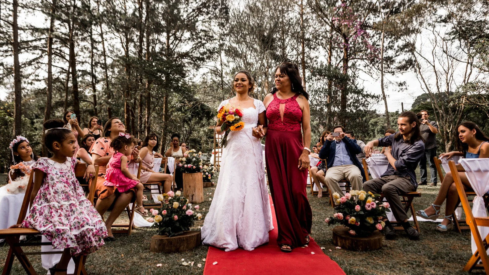 Robe d'invitée et enveloppe sur une chaise