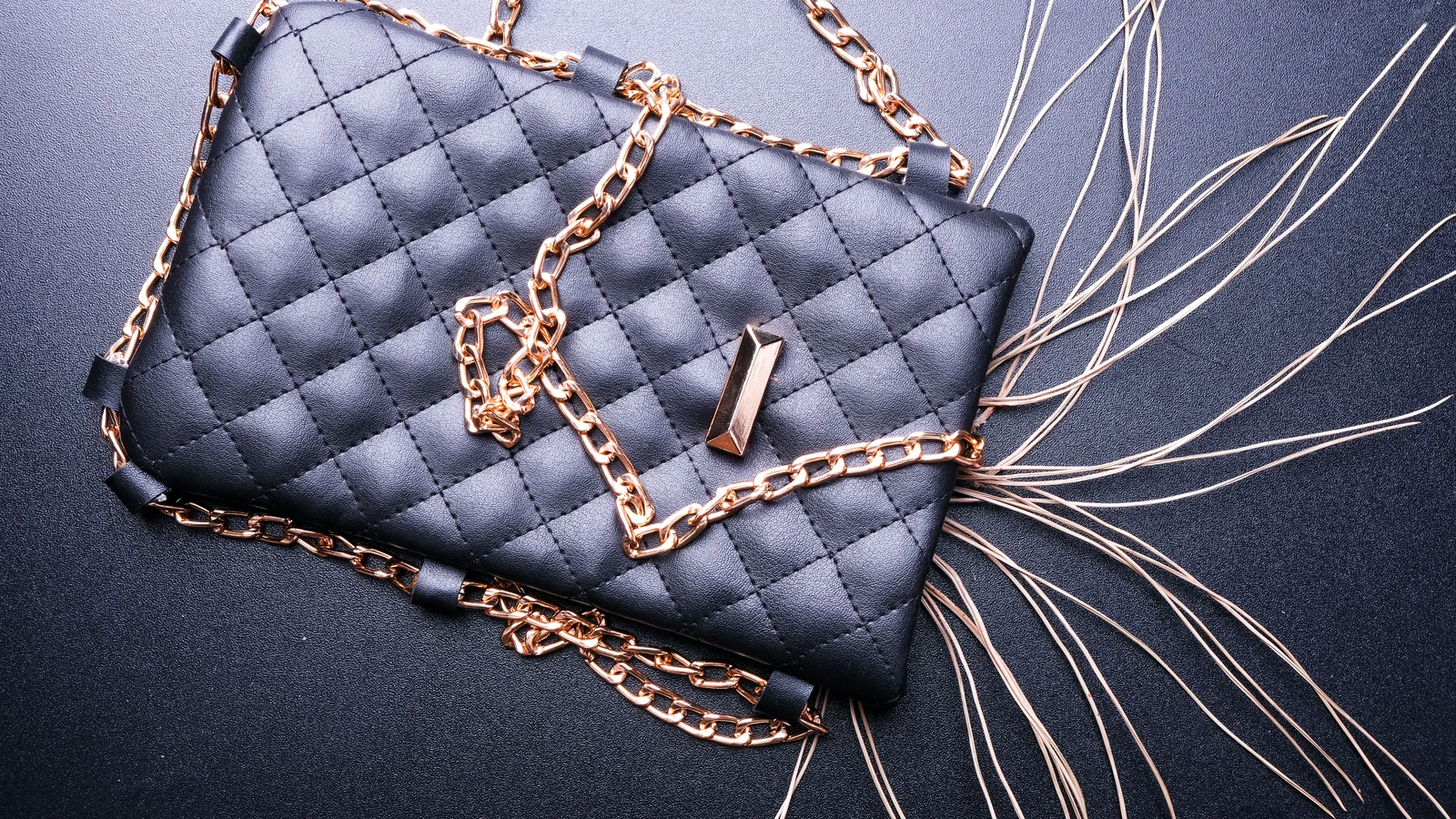 Pochette et boucles d'oreilles sur un velours doux