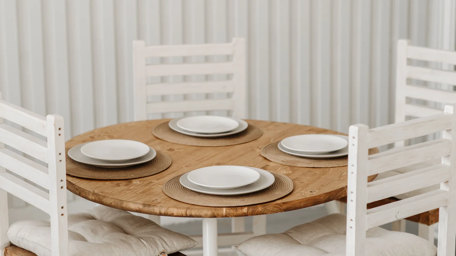 Table en bois avec chaises confortables