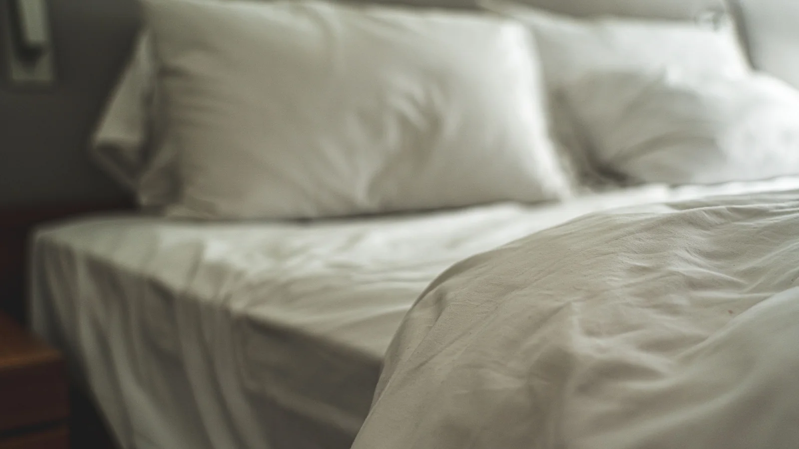 Draps en coton pliés sur un lit lumineux