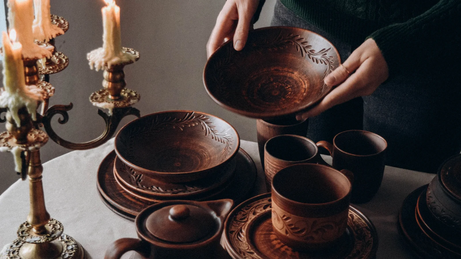 Assiettes en céramique posées sur une table