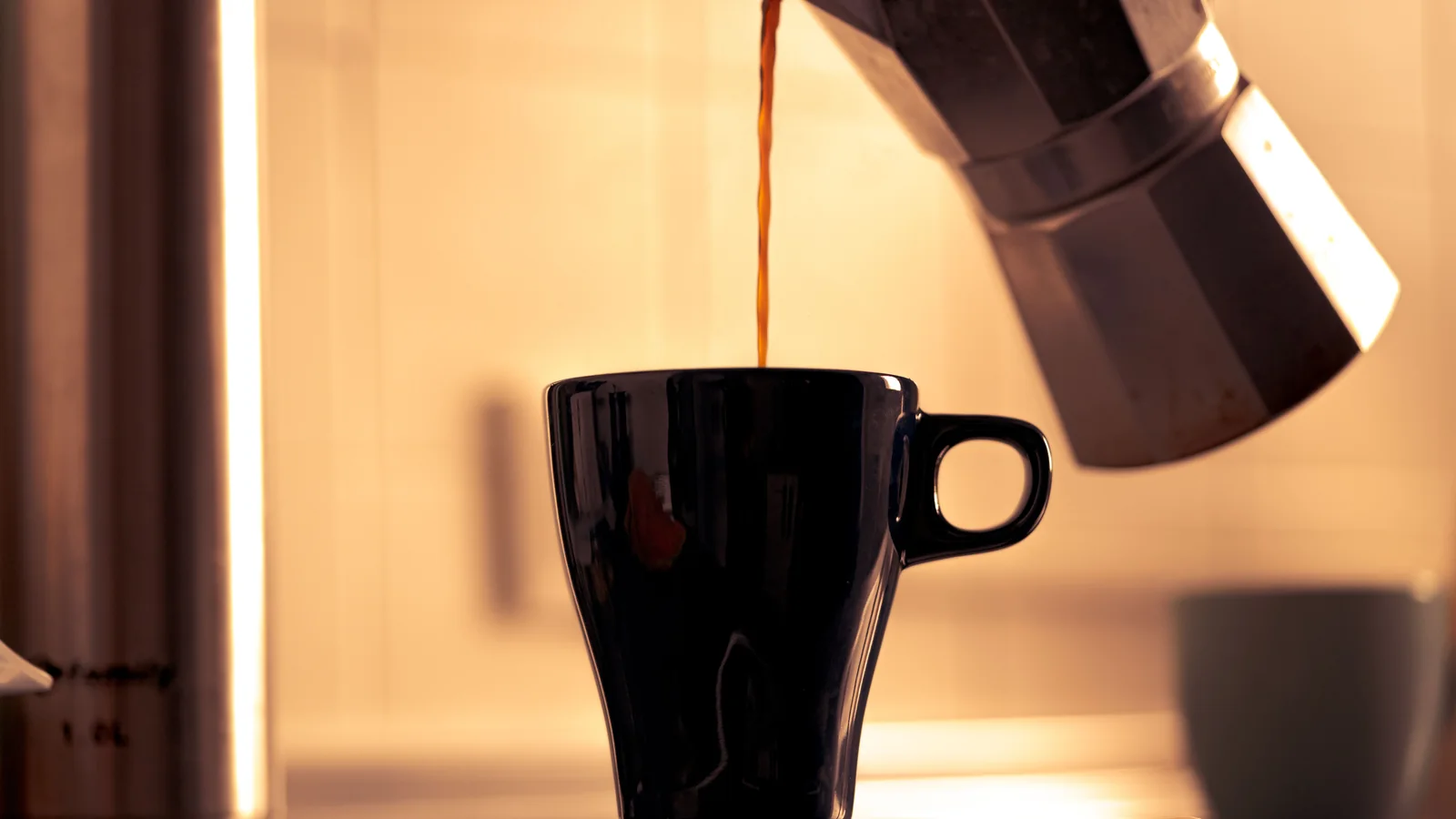 Machine à café et tasse dans une cuisine claire