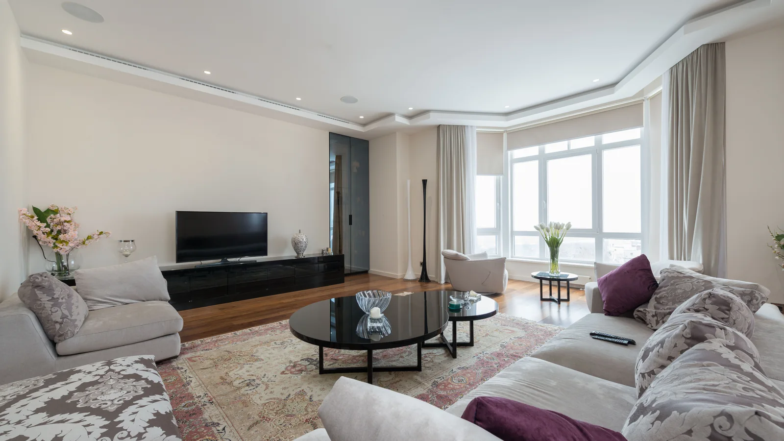 Tapis texturé sous une table basse