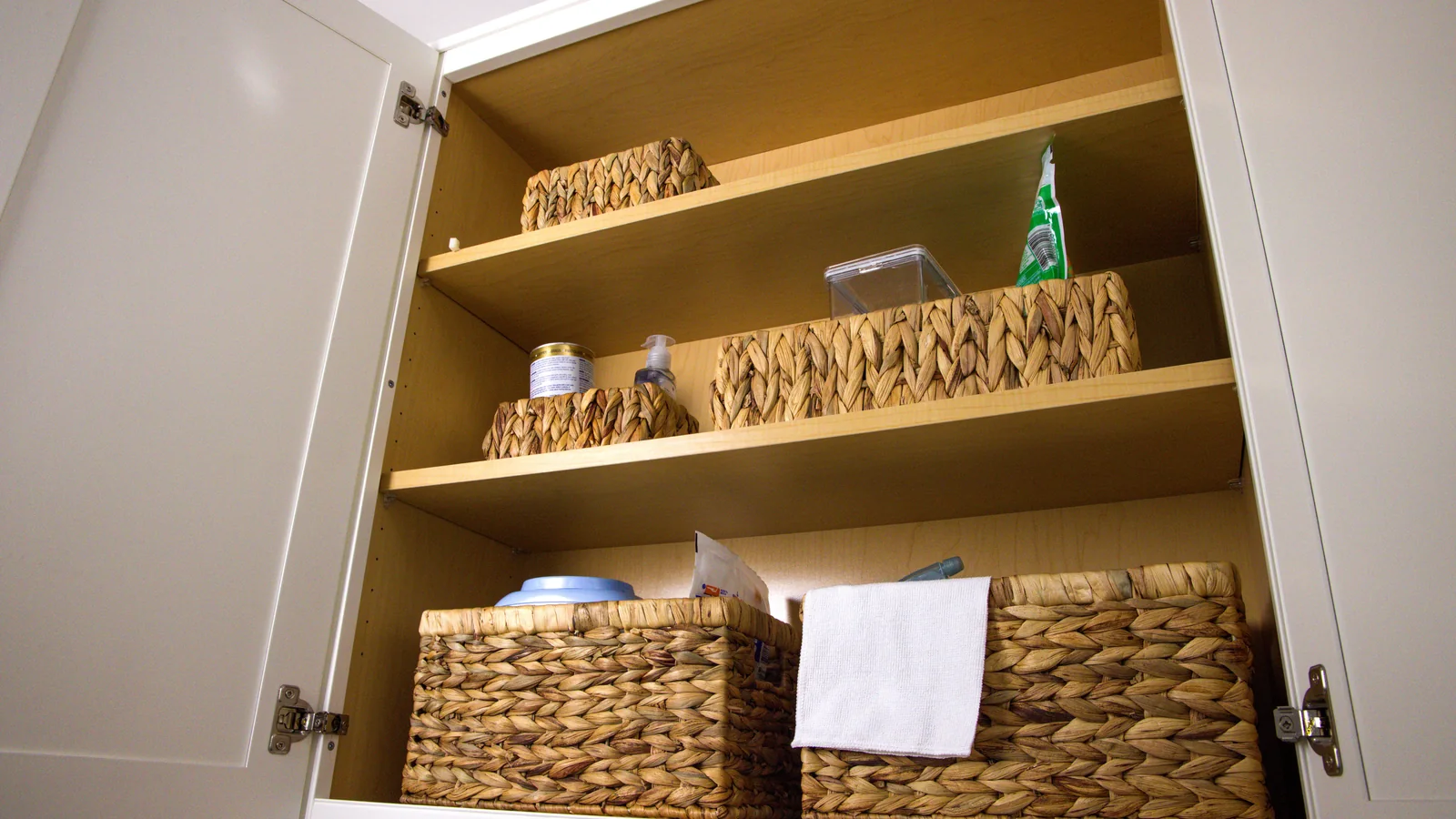 Produits d'entretien rangés dans un placard
