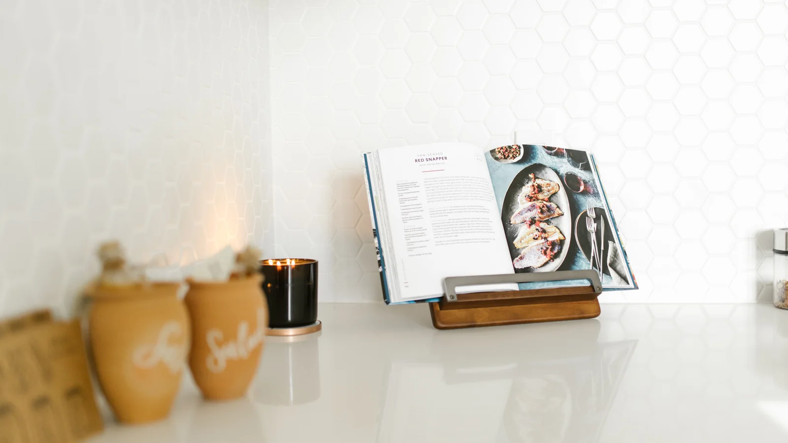 Cuisine lumineuse avec plan de travail dégagé