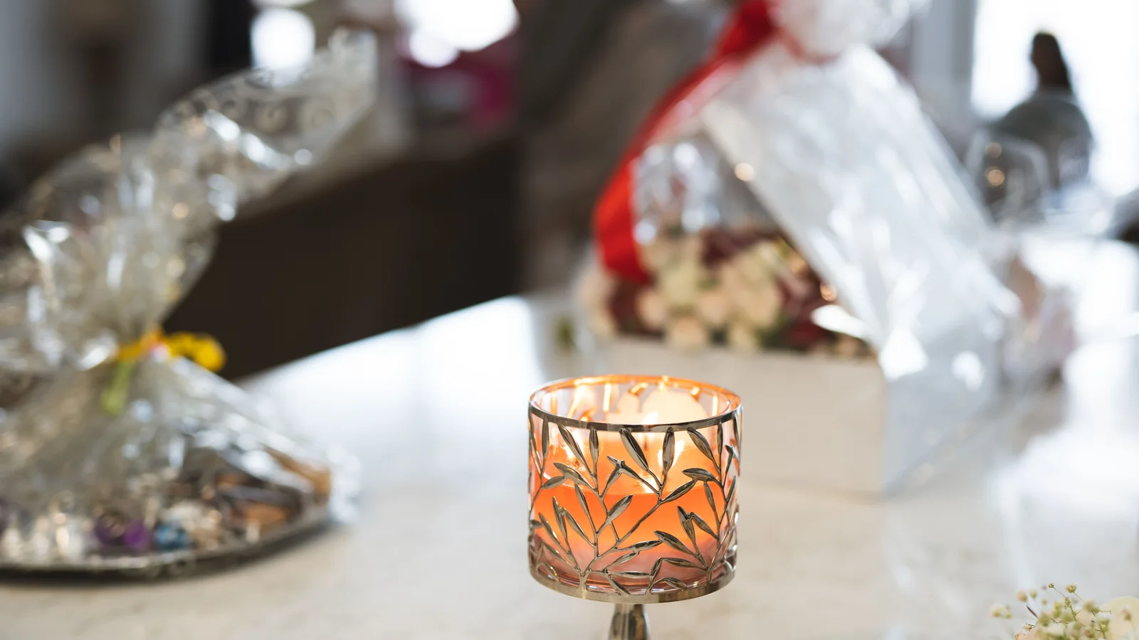 Petit cadeau emballé sur une table de maison