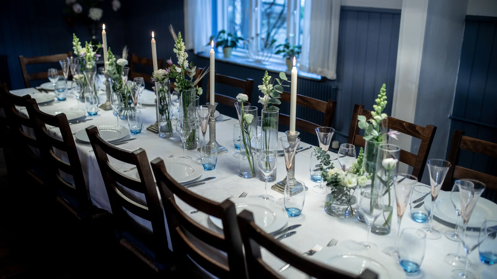 Table de dîner simple avec bougies et fleurs