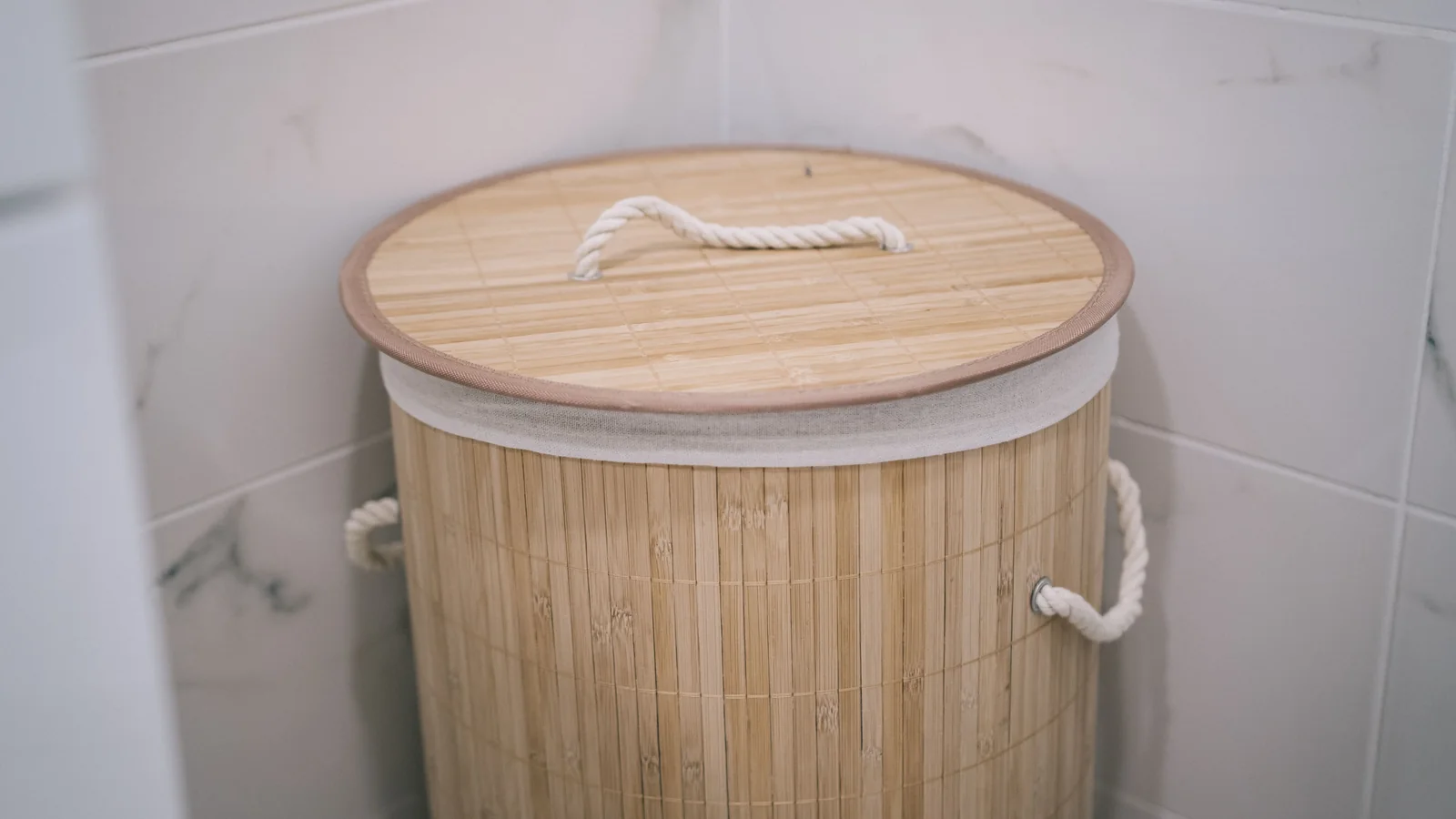 Salle de bain claire avec paniers de rangement