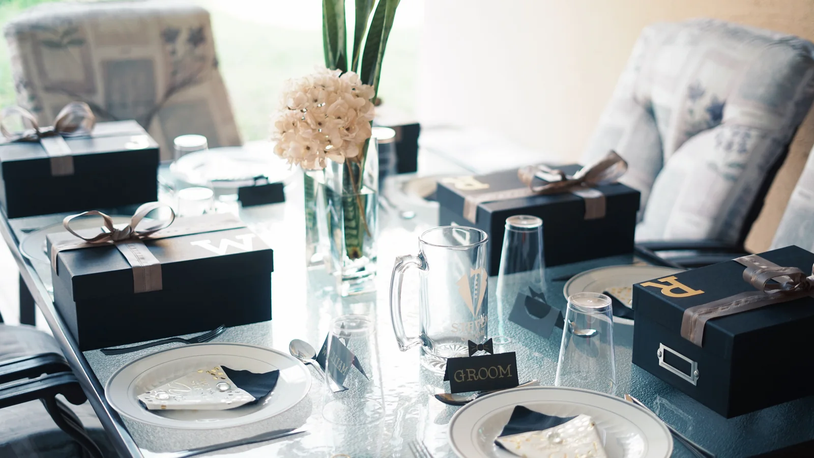 Cadeaux de mariage et vaisselle sur une table