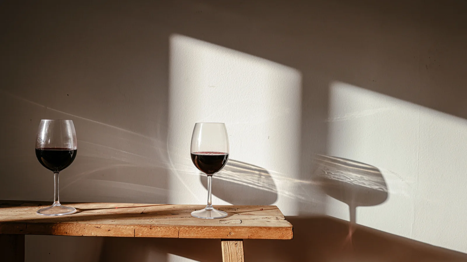 Verres à vin sur une table en bois