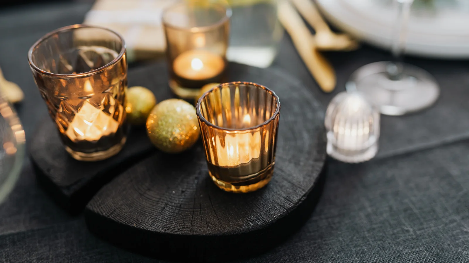 Table de fête avec linge et bougies basses