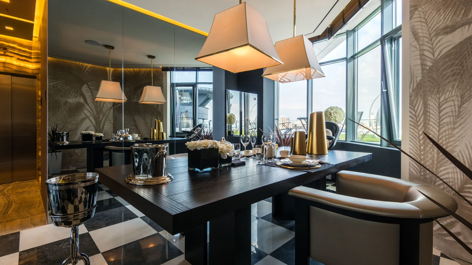 Grand miroir dans un salon lumineux