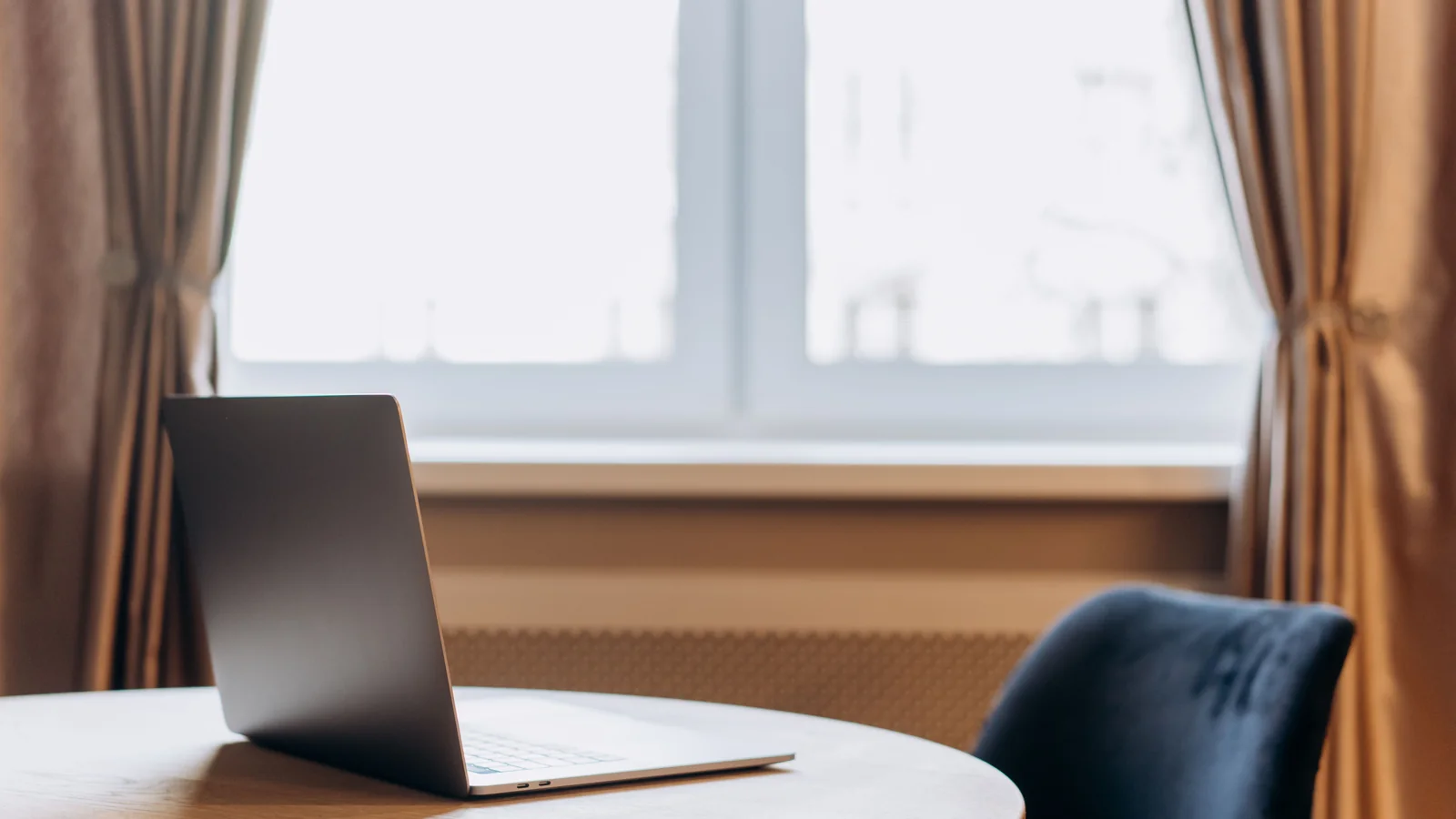 Ordinateur portable sur bureau lumineux avec carnet