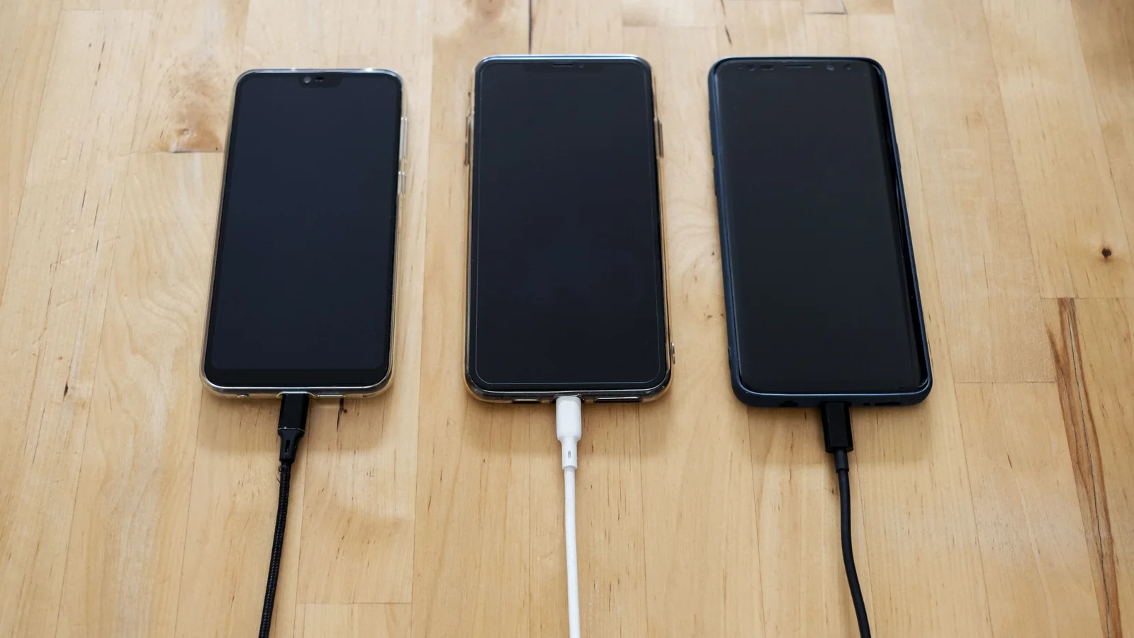 Batterie externe et câble USB près d'un téléphone