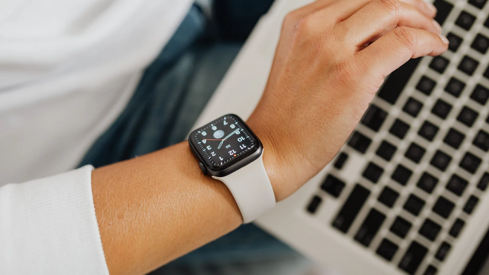 Montre connectée sur poignet près d'un carnet