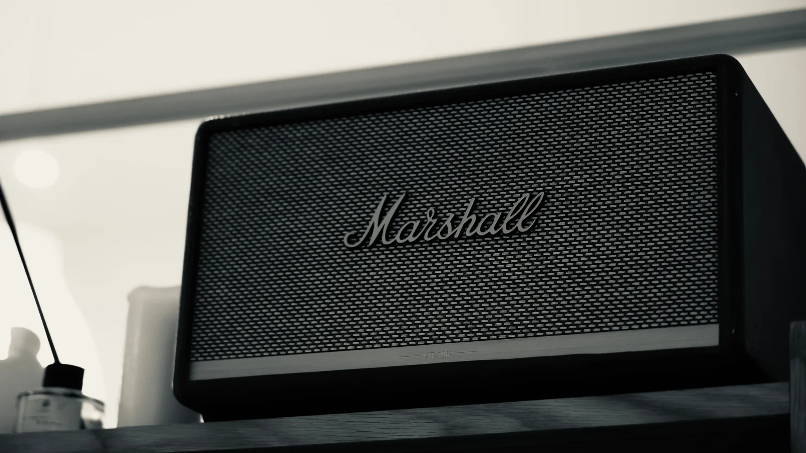 Petite enceinte et vinyle sur une étagère