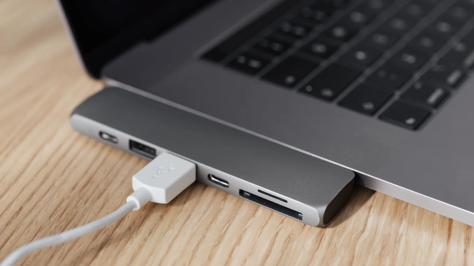 Câbles USB-C rangés près d'un ordinateur