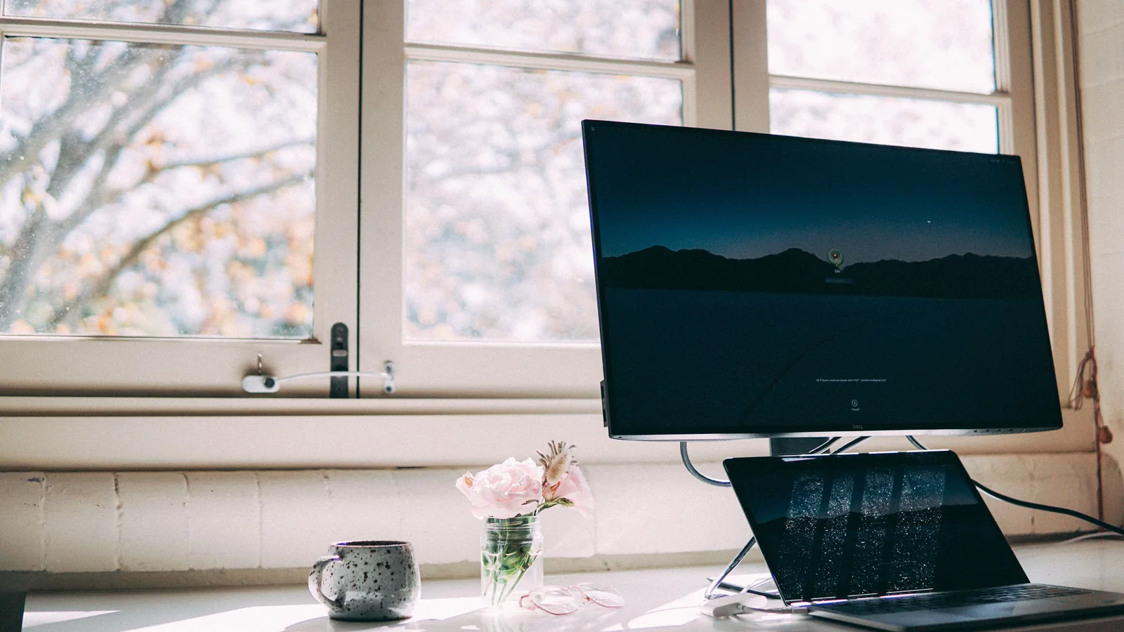 Écran d'ordinateur sur un bureau clair