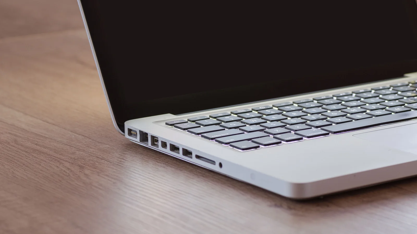 Clavier compact près d'un carnet
