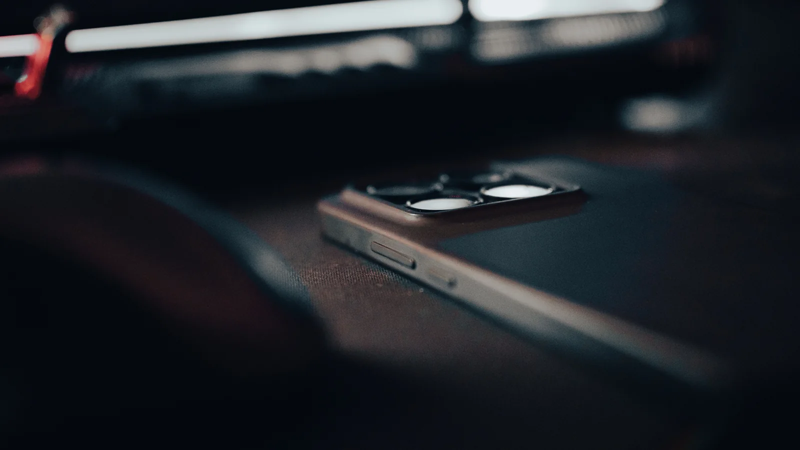 Téléphone avec coque posée sur une table