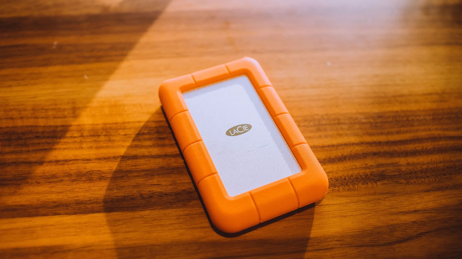 Photos et téléphone sur un bureau avec disque externe