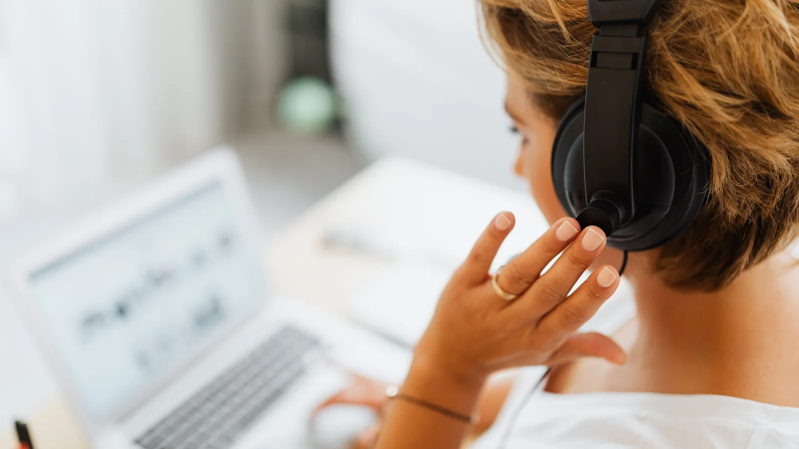 Casque audio près d'un ordinateur de bureau