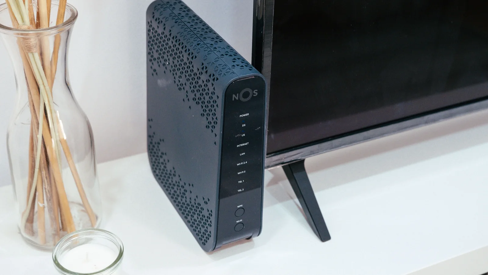 Routeur Wi-Fi sur une étagère près d'une plante