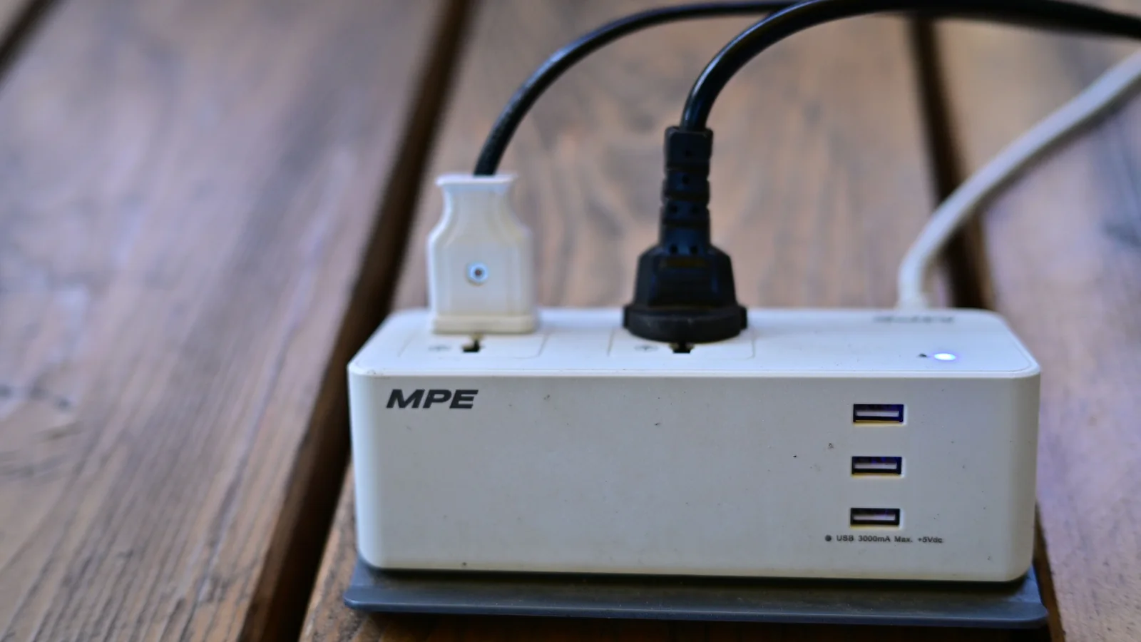 Adaptateur de voyage, passeport et câble sur une table