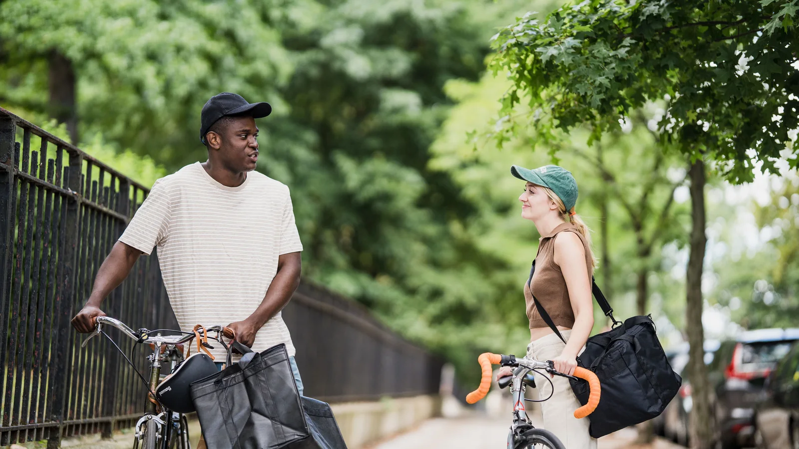 Vélo de ville avec sac et casque près d'un mur