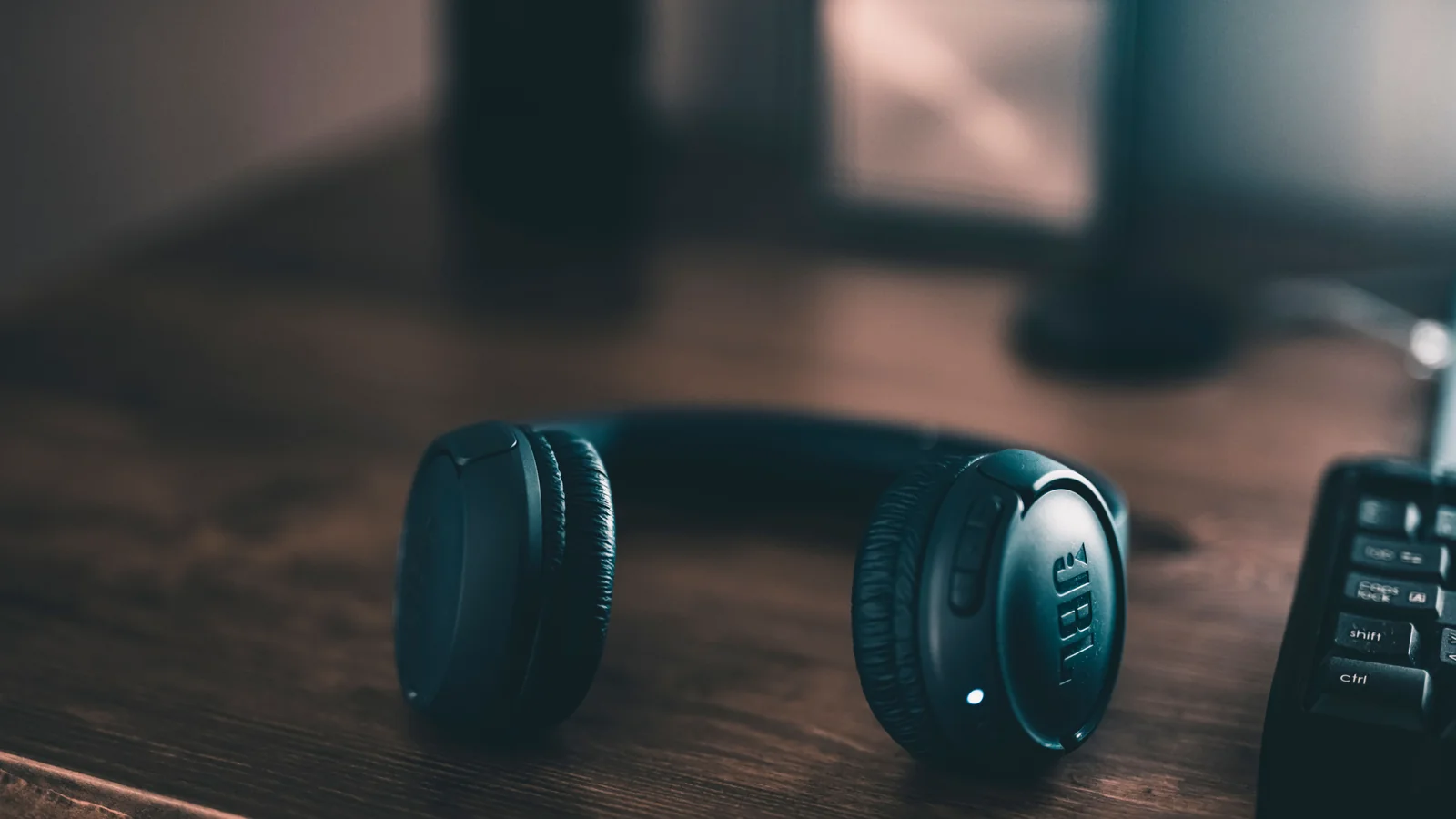 Casque et enceinte posés près d'un disque