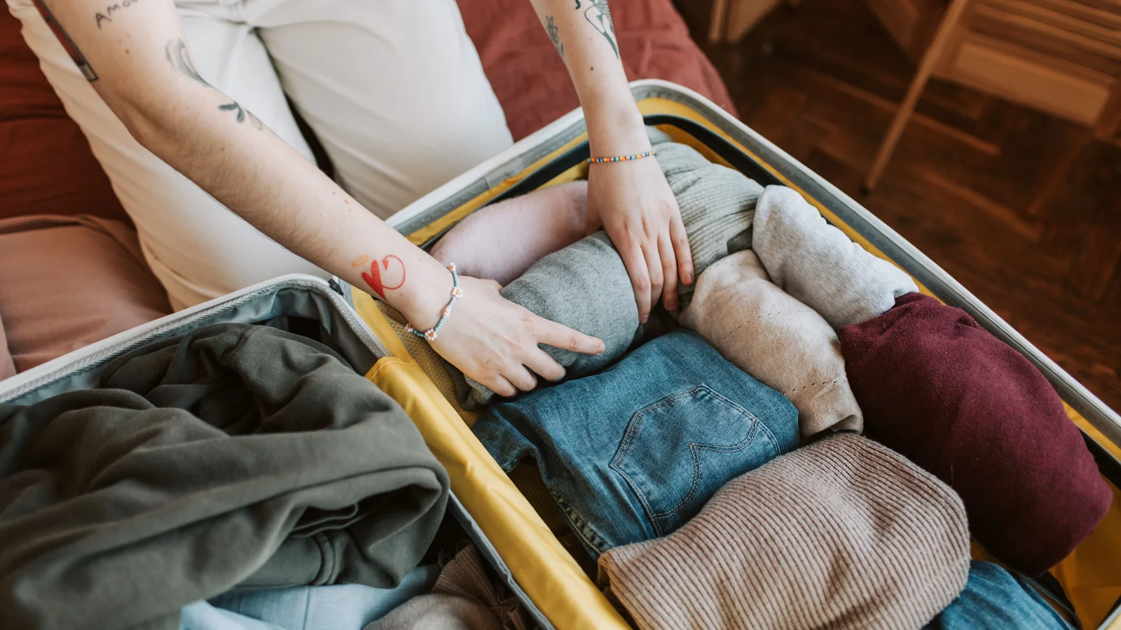 Valise cabine ouverte avec vêtements pliés