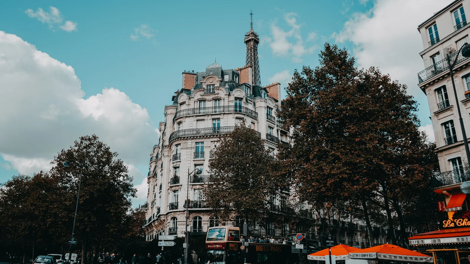 Carnet, carte et tasse sur une table parisienne