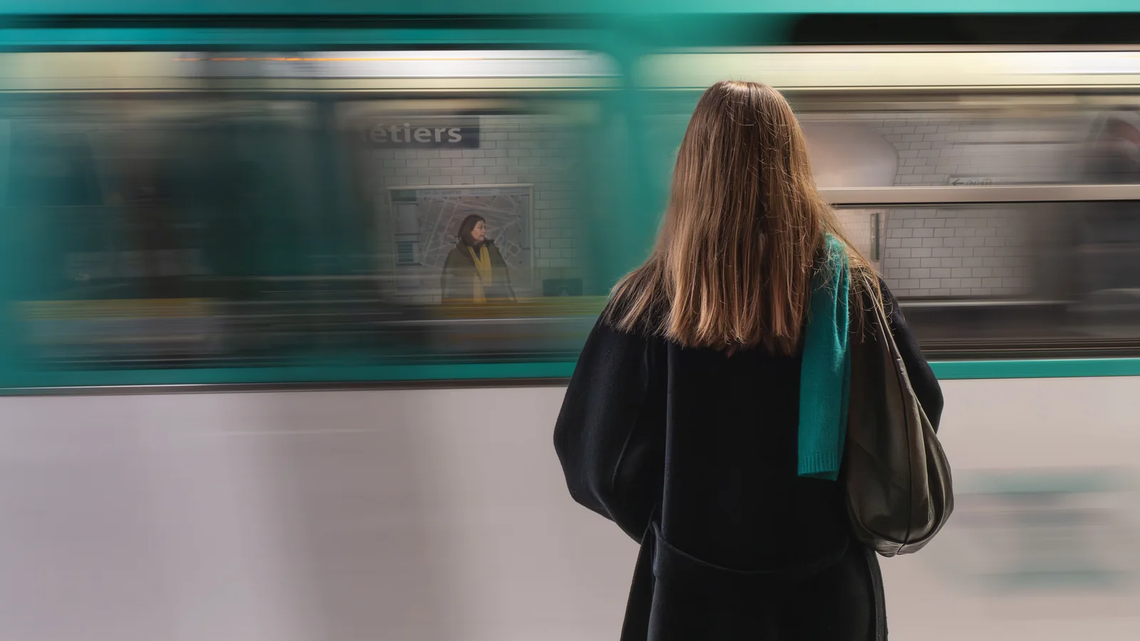 Sac de voyage et billet de train près d'une fenêtre