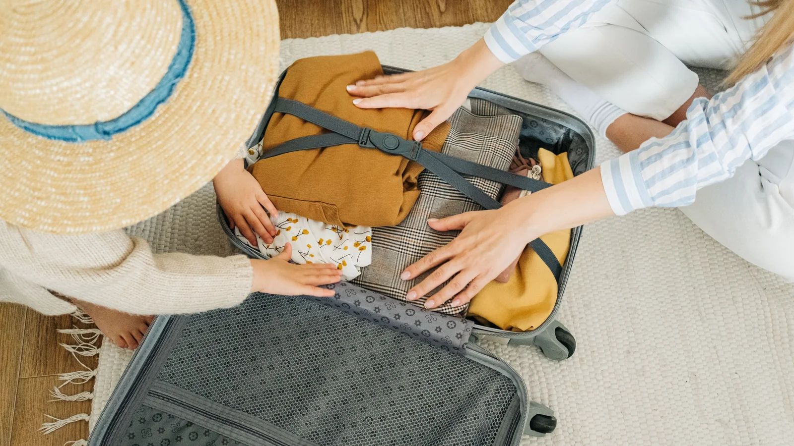 Valise ouverte avec chapeau et vêtements d'été