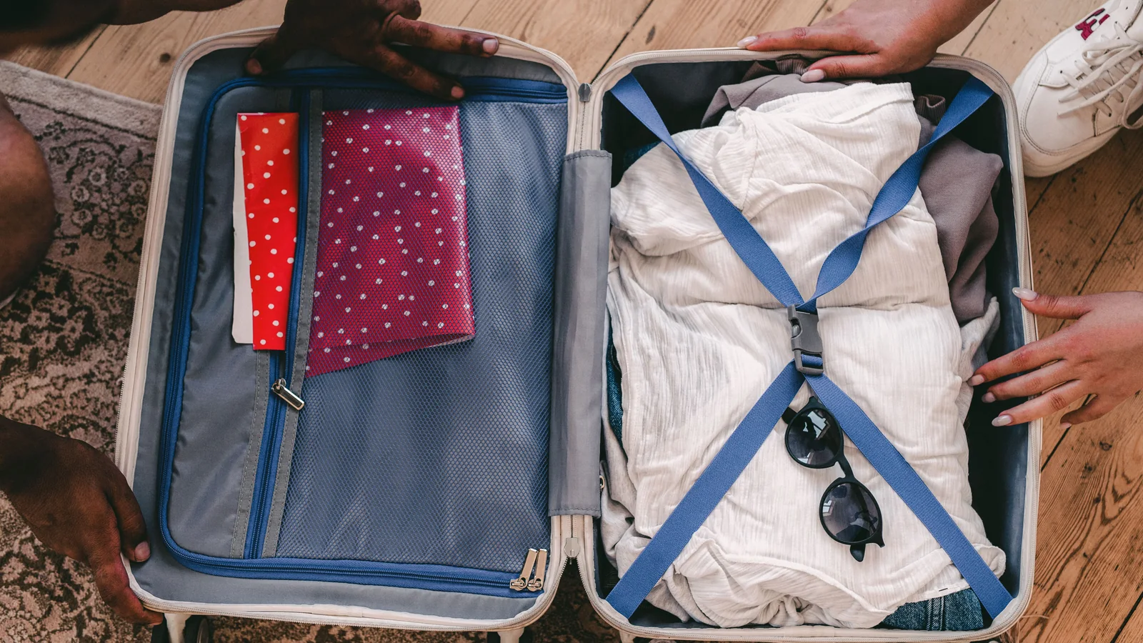 Cubes de rangement et vêtements dans une valise