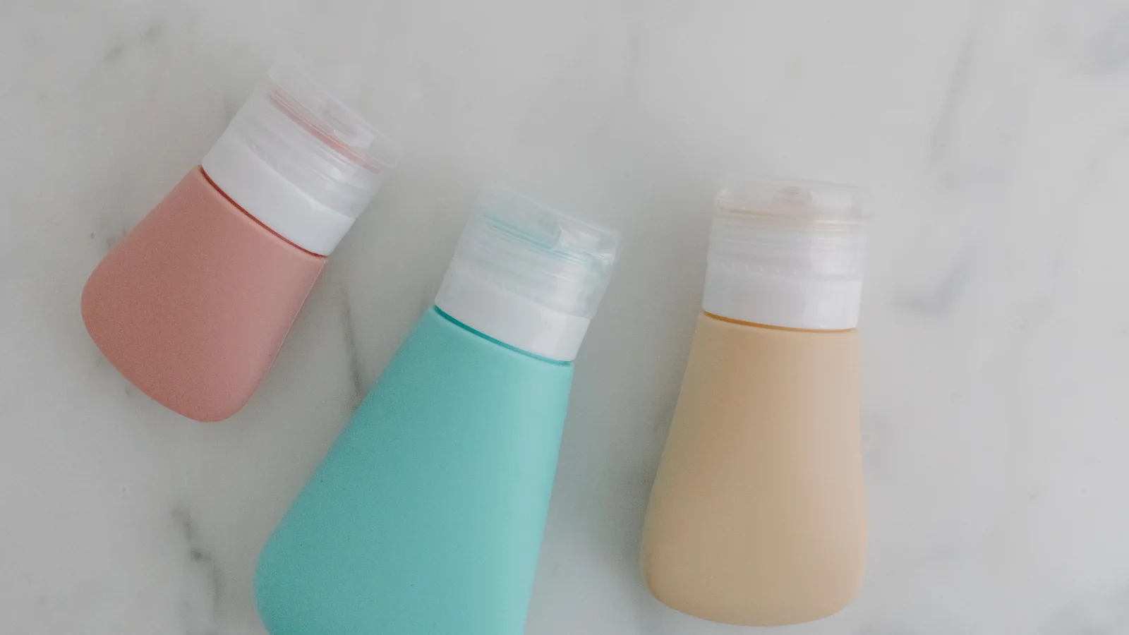 Trousse de toilette ouverte avec petits flacons