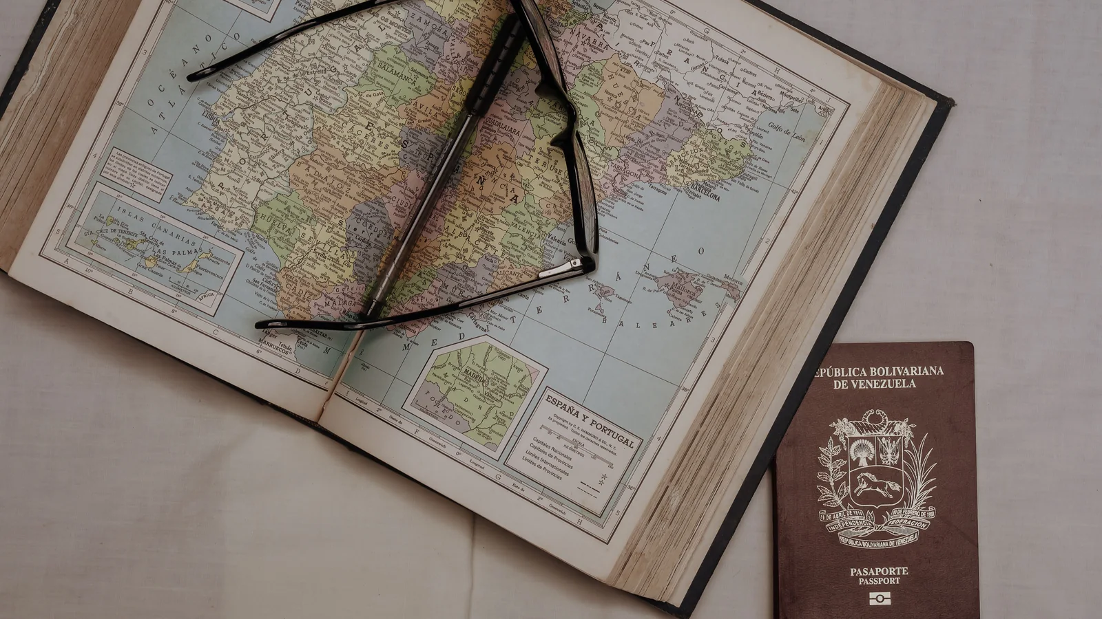 Passeport, documents et lunettes sur une table